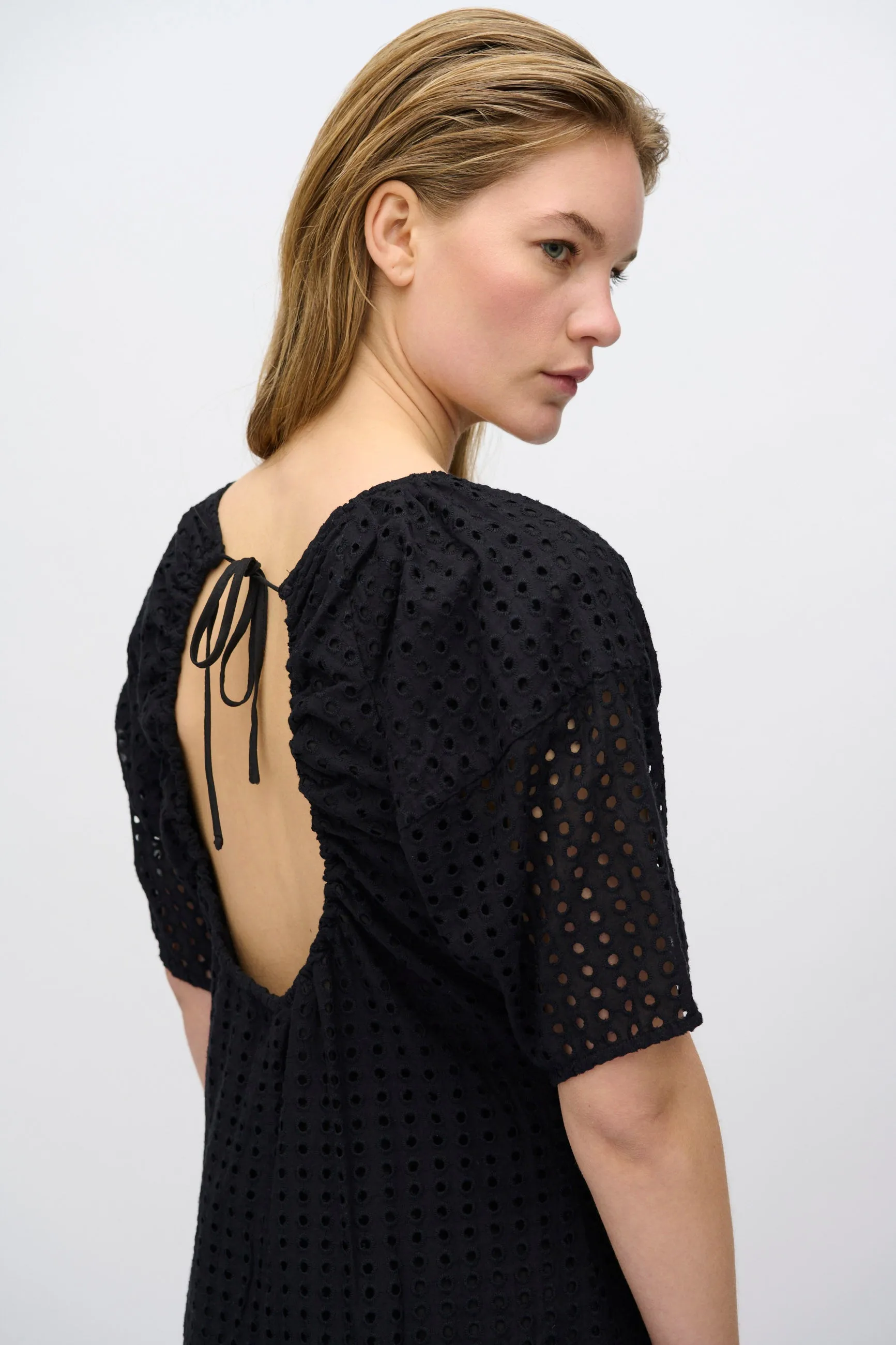 Alice midi dress in broderie anglaise 4258 - Black