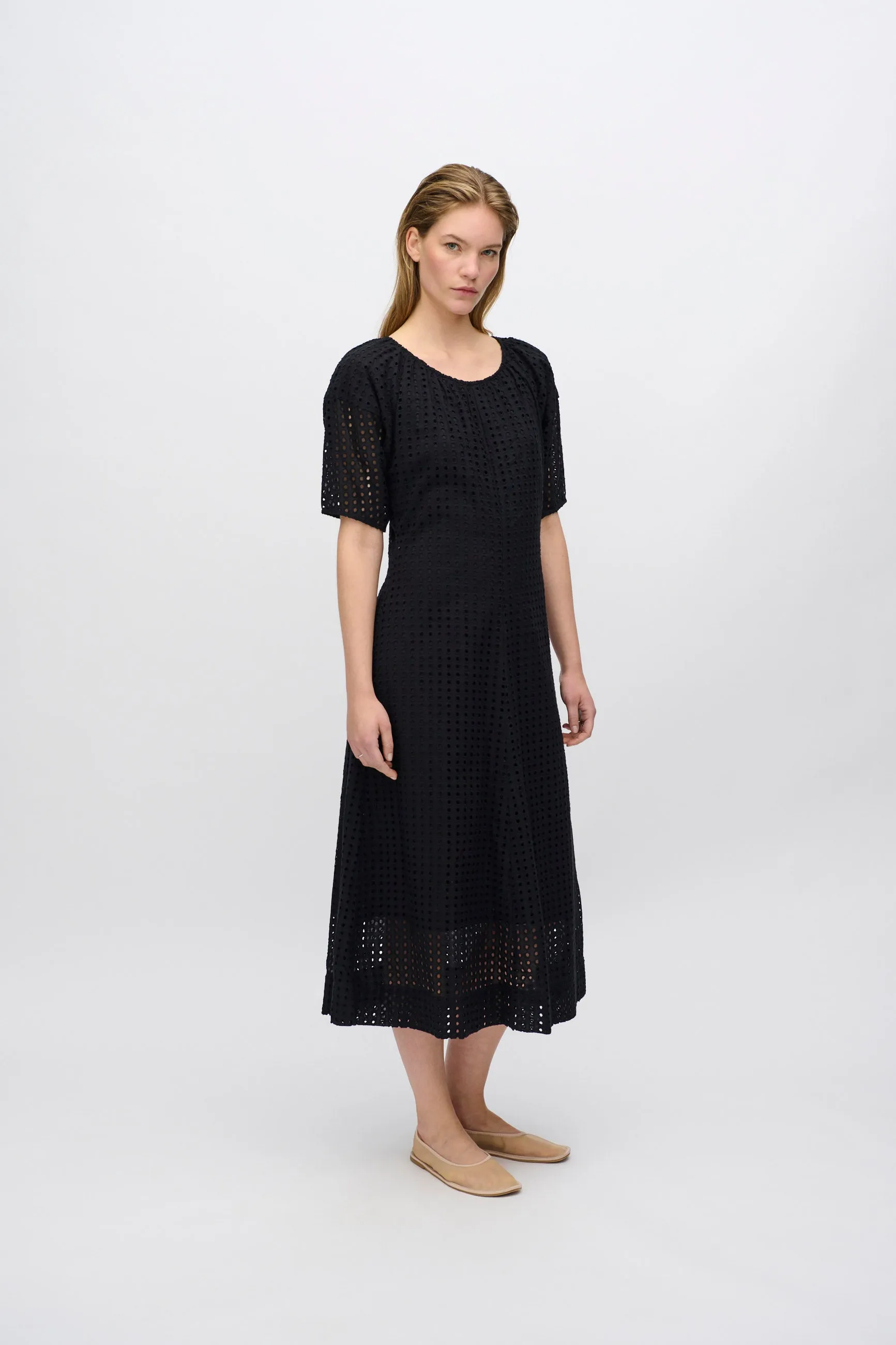 Alice midi dress in broderie anglaise 4258 - Black