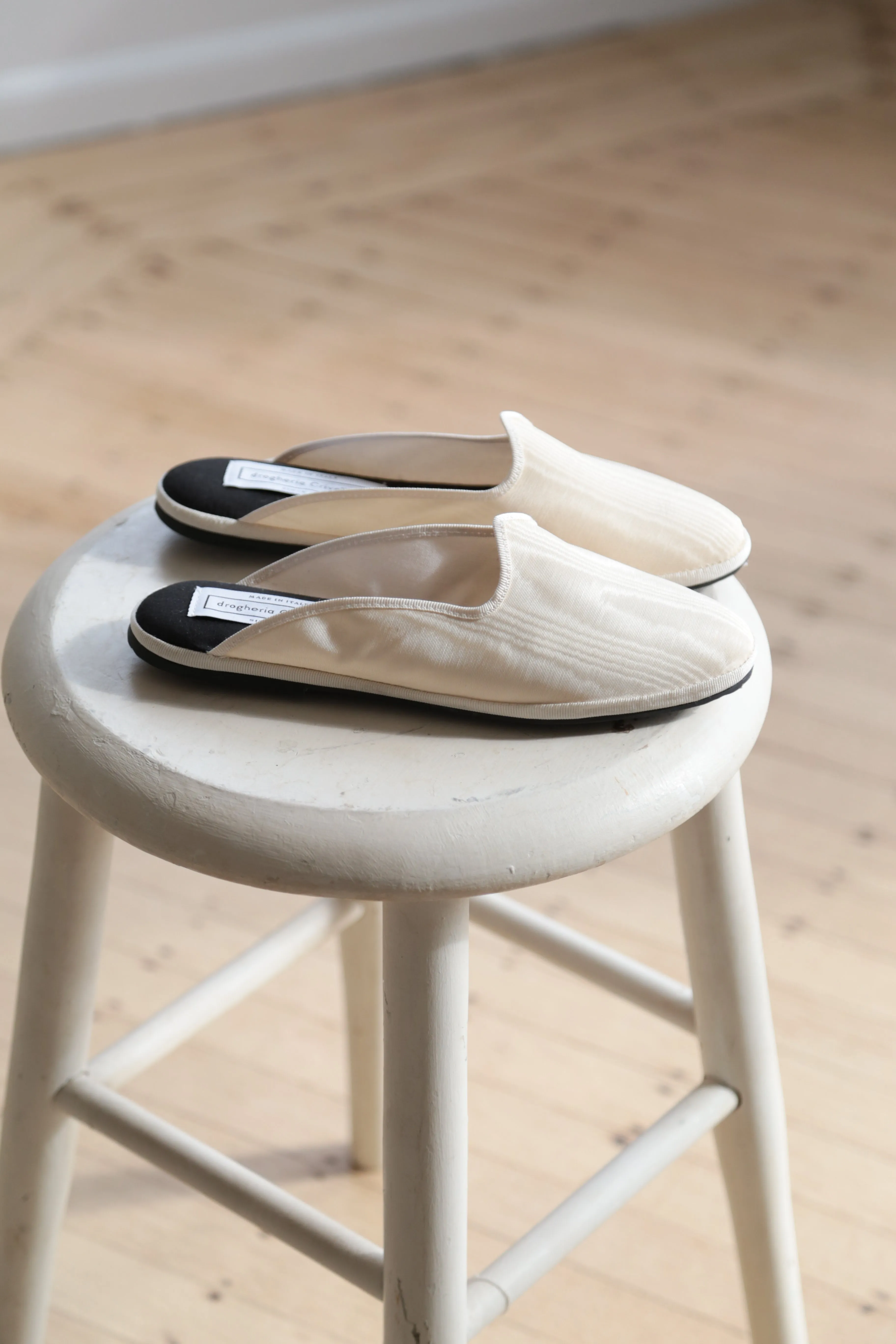 Drogheria Crivellini Silk Slides in Cream