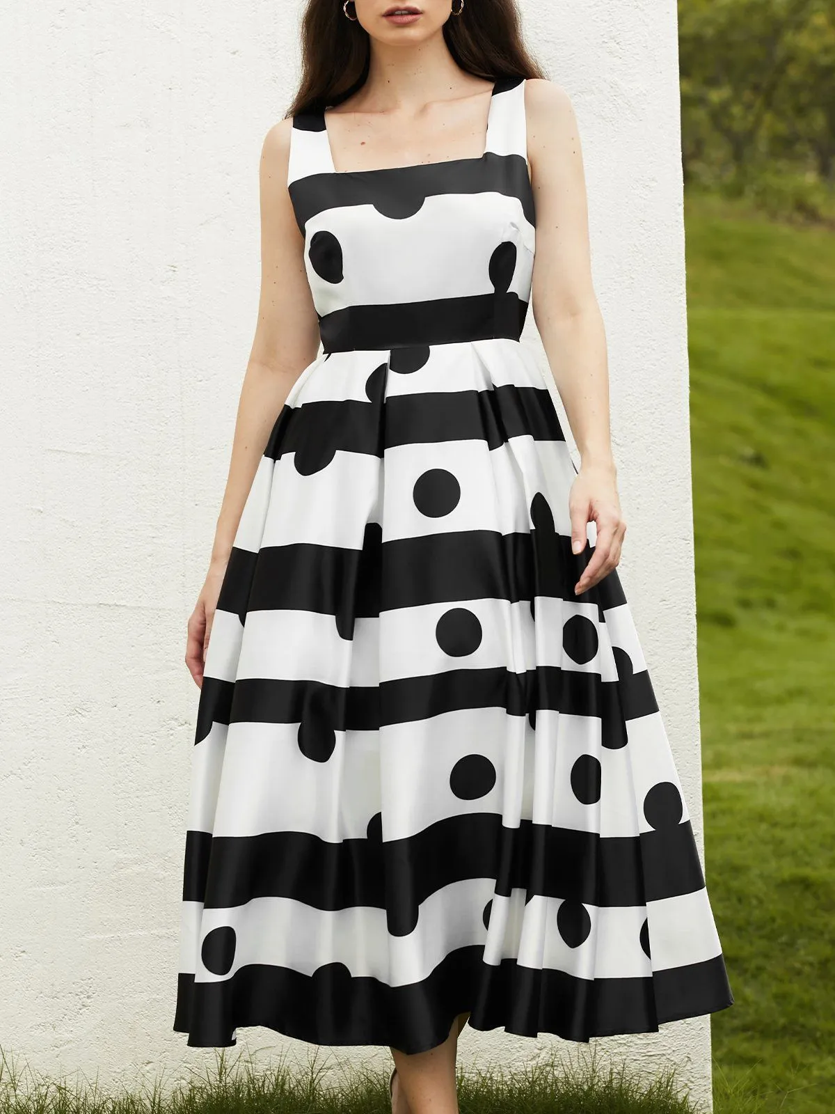 Elegant Polka Dot and Striped A-Line Maxi Dress with Spaghetti Straps