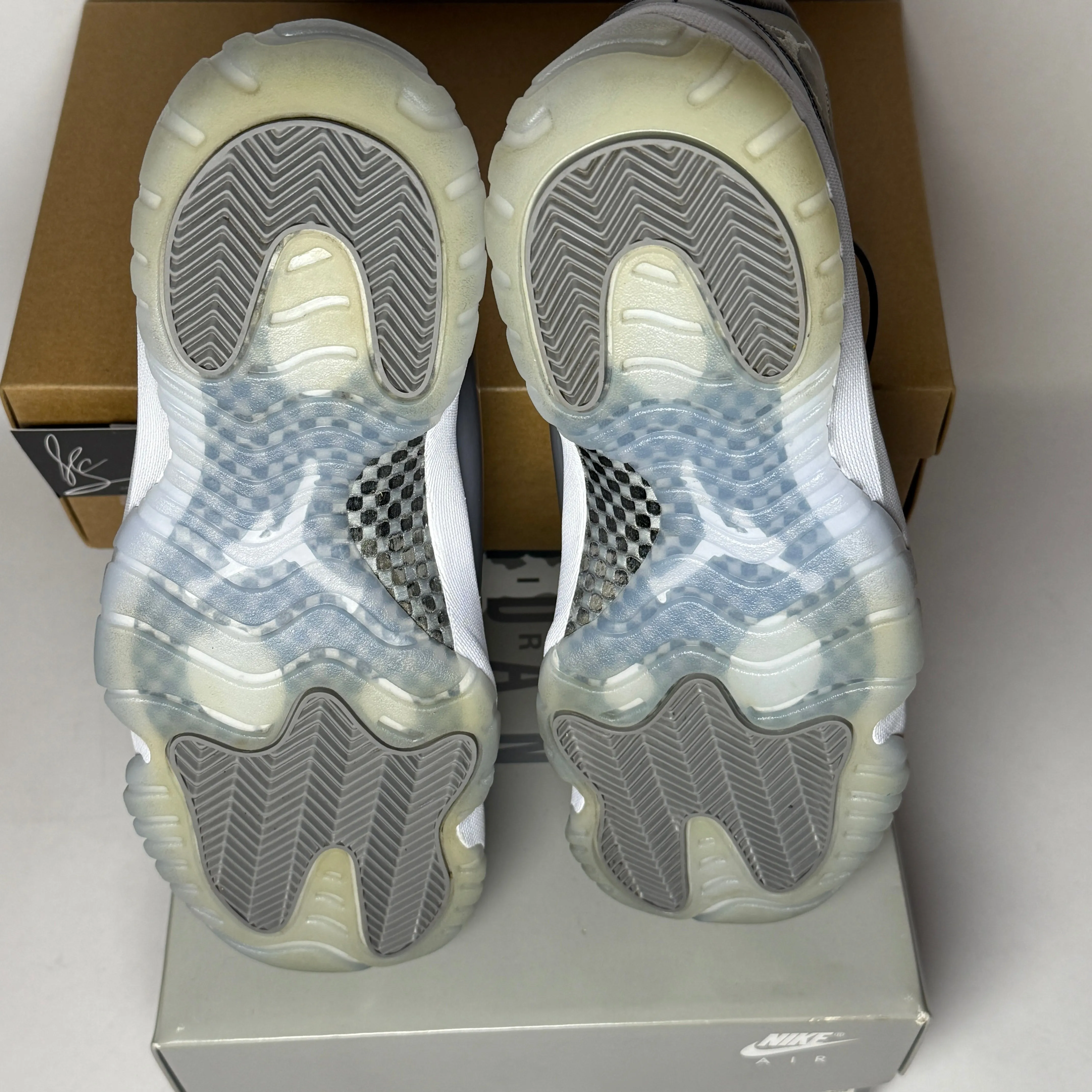 Jordan 11 Retro Cool Grey (2021) *pre-owned* (SIZE 9)